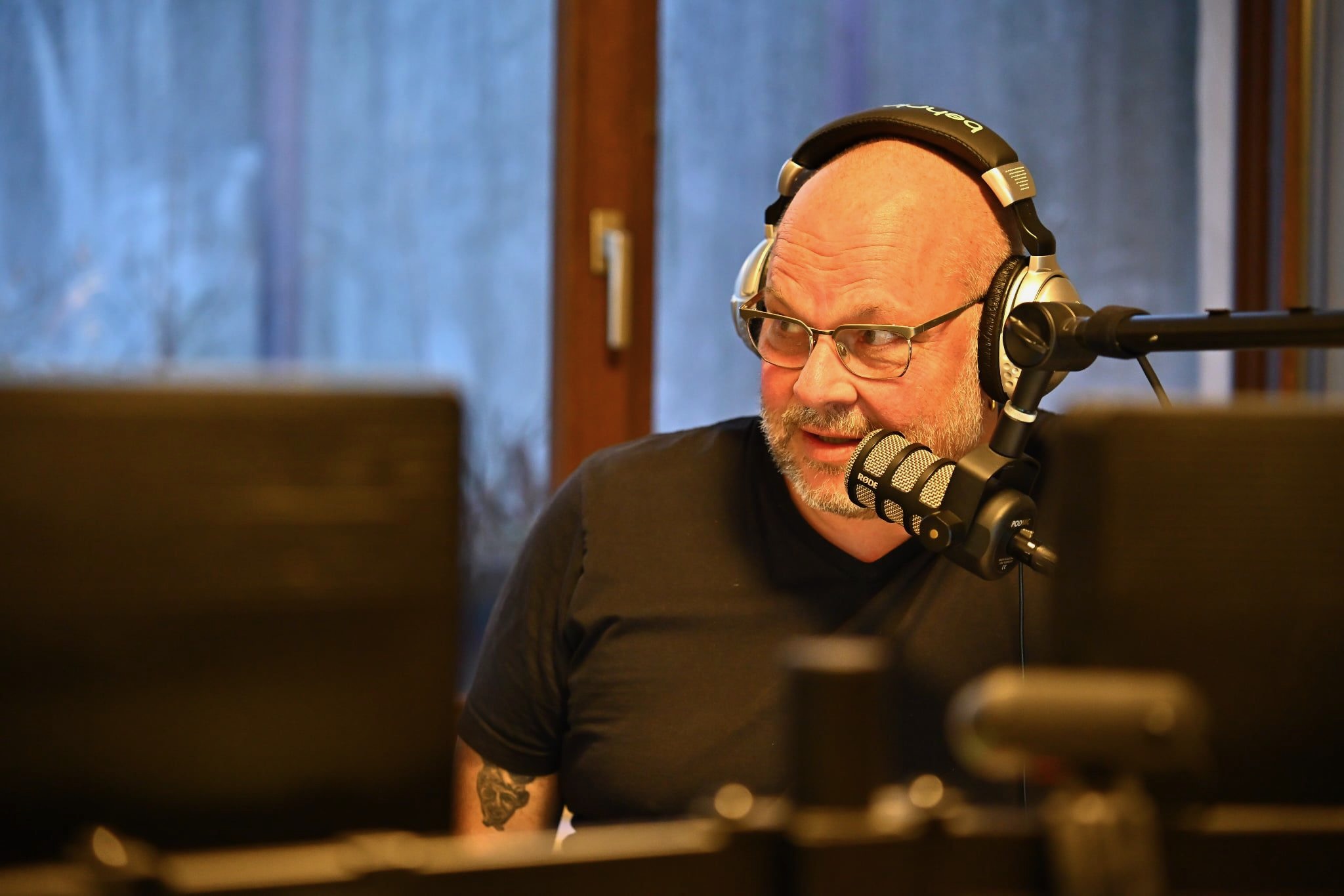 Ralf Neuhäuser während einer Aufnahme im Audiostudio